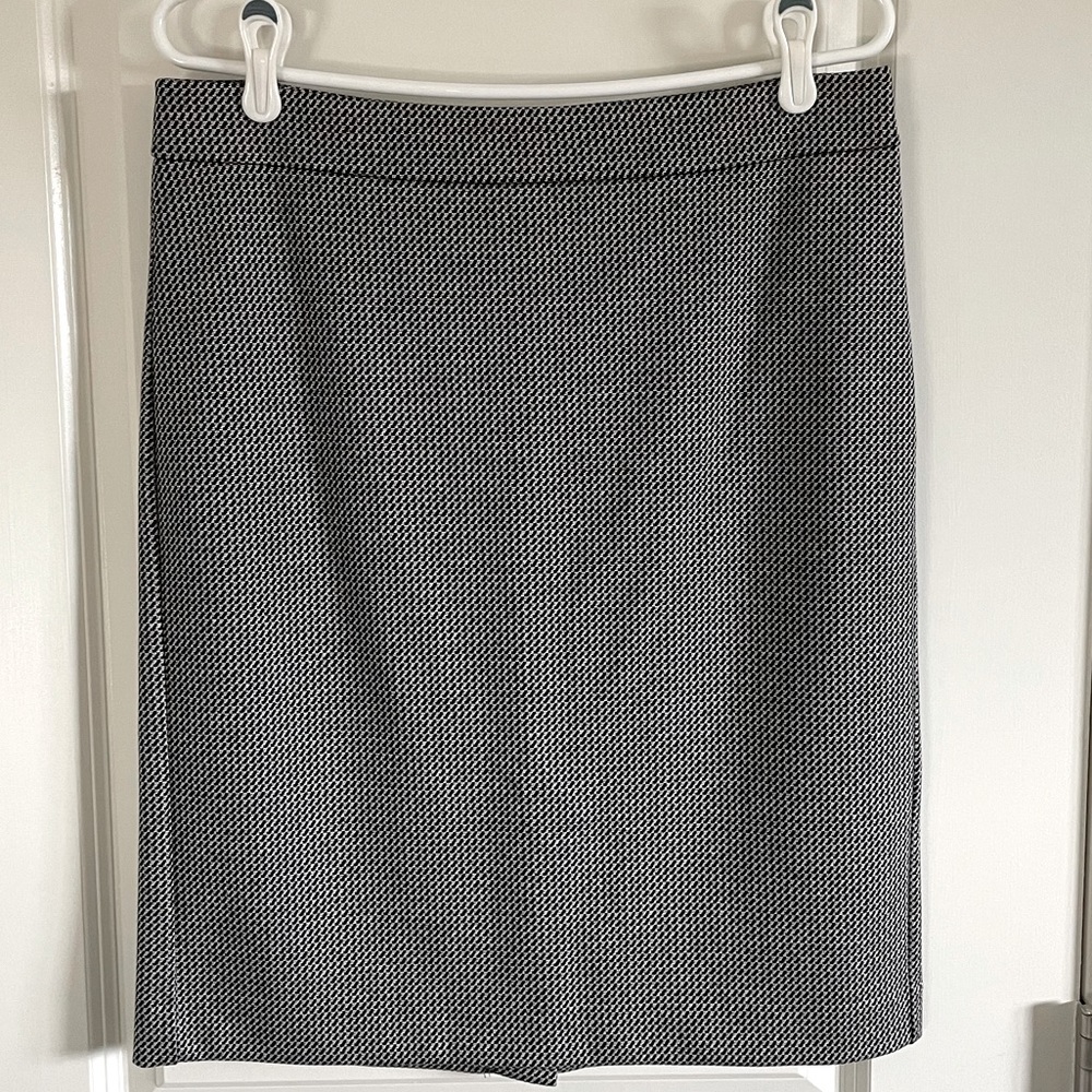 Ann Taylor Factory Pencil Skirt in Black Print, Size 10